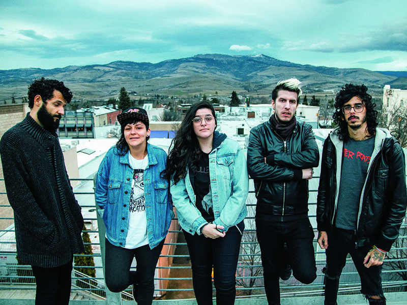 Longe das origens?  Edu Filgueira, Cris Botarelli, Emmily Barreto, Lauro Kirsch e Rafael Brasil: disco novo do FFA em som eletrônico e Auto-Tune