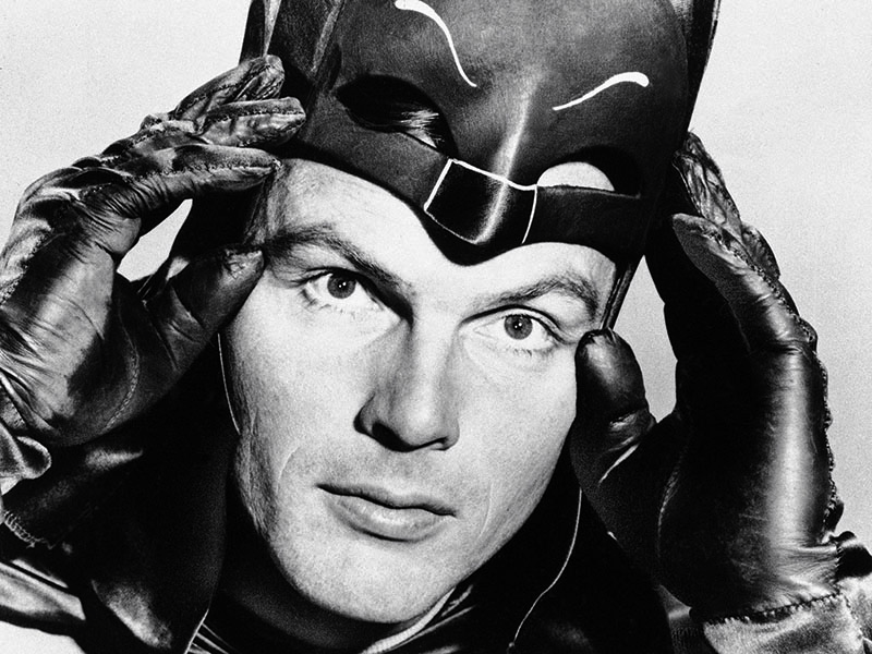 West: com e sem máscara