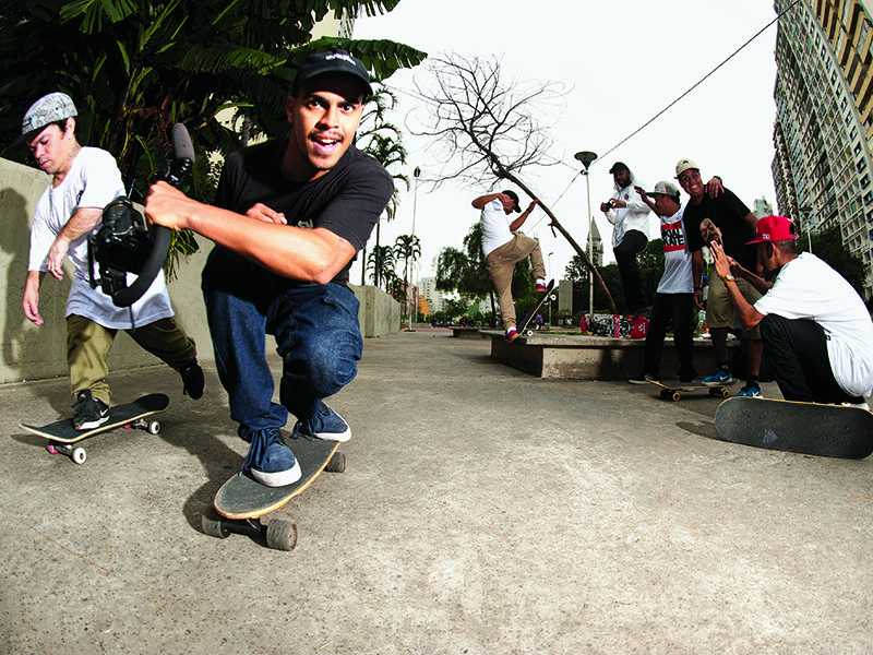 Ação Deslizante  De equipamento na mão, Lucas registra o cotidiano dos amigos skatistas com escracho e bom humor