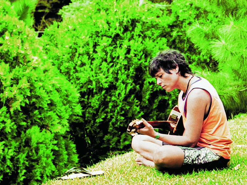 Saudosa Rebelde  Cássia Eller em 2001, relaxando em Teresópolis, Rio de Janeiro. “Cássia era um furacão no palco, mas de total serenidade fora dele”, diz Hermes