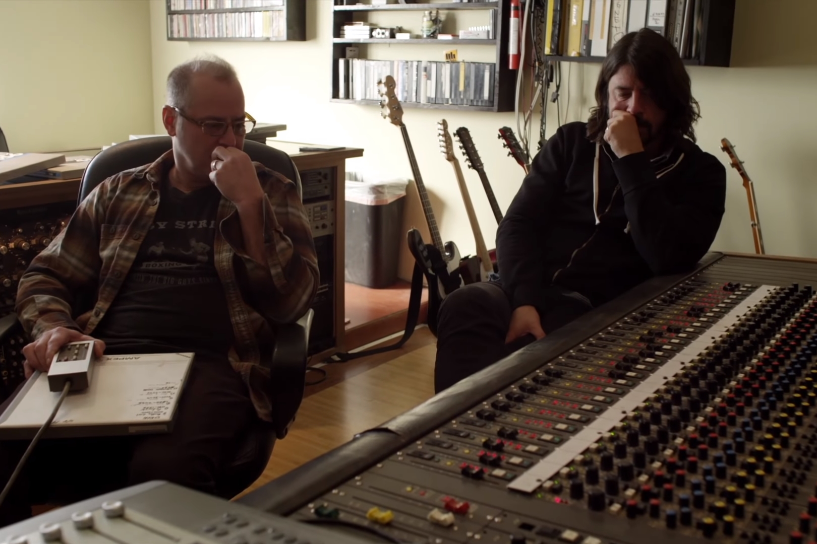 Dave Grohl no Laudry Room, estúdio do produtor Barrett Jones, em cena deletada da minissérie Sonic Highways, exibida pela HBO em 2014