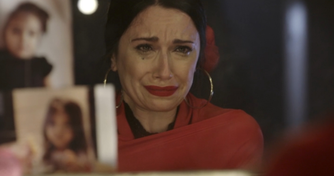 Cena do videoclipe de "Wait for Her", de Roger Waters