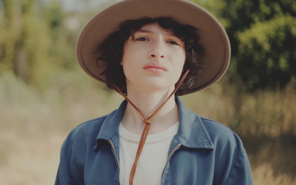 Finn Wolfhard no videoclipe de "Sonora"
