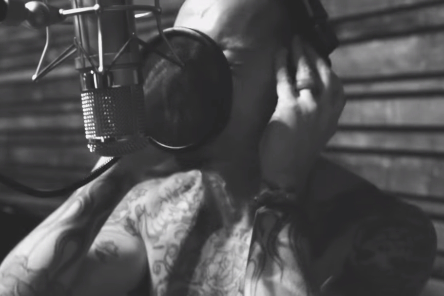 Chester Bennington em cena do clipe de “Talking To Myself”, do Linkin Park