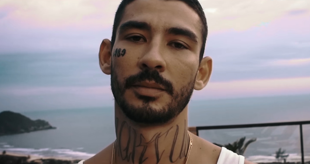 Cena do clipe de "Essa Eu Fiz Pra Você", do Oriente