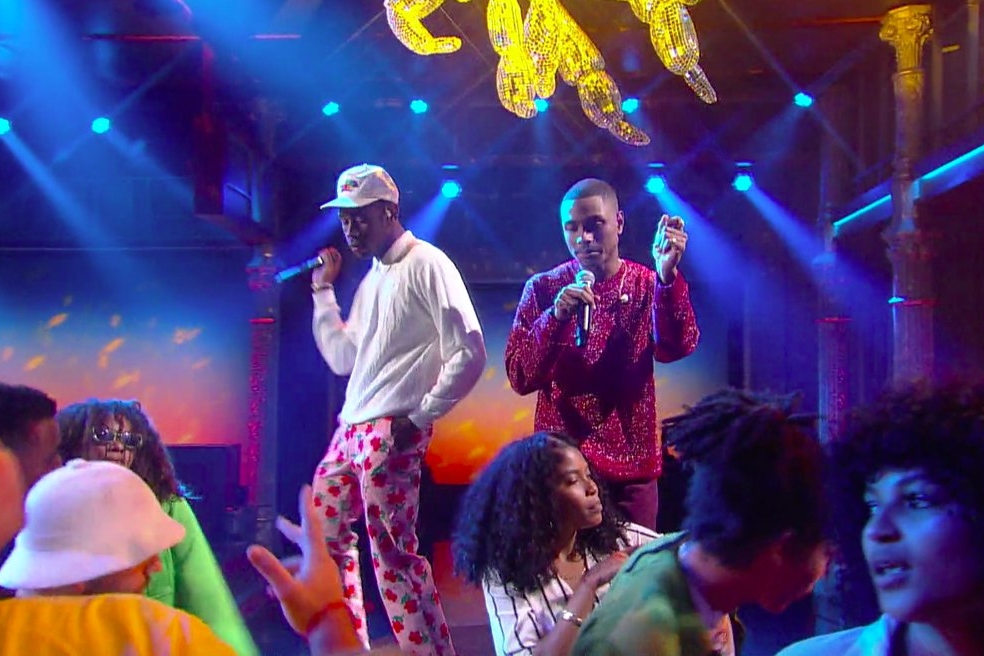 Tyler, the Creator durante performance de "911" (do disco Flower Boy) no programa de Stephen Colbert