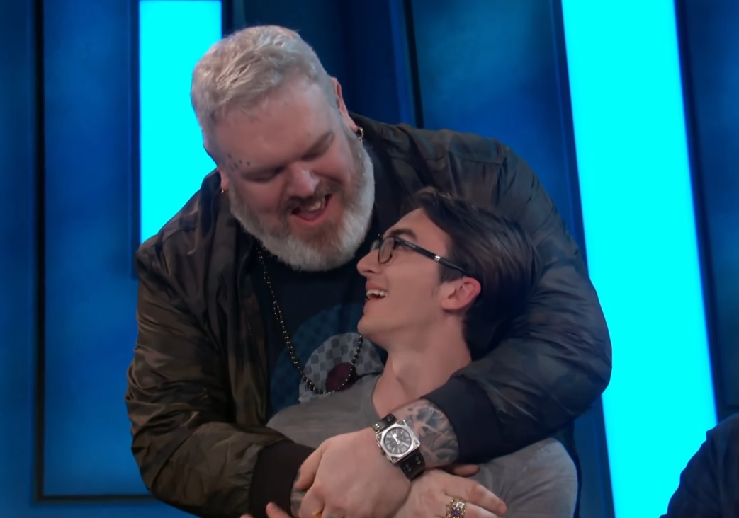 Isaac Hempstead Wright e Kristian Nairn, interprétes de Bran Stark e Hodor, respectivamente, em Game of Thrones