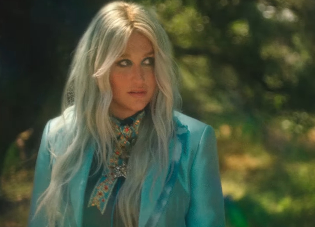 Kesha no clipe de "Learn to Let Go"