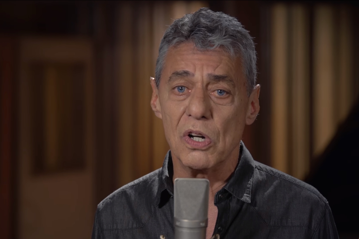 Chico Buarque em cena do clipe do single "Tua Cantiga", do disco Caravanas (2017)