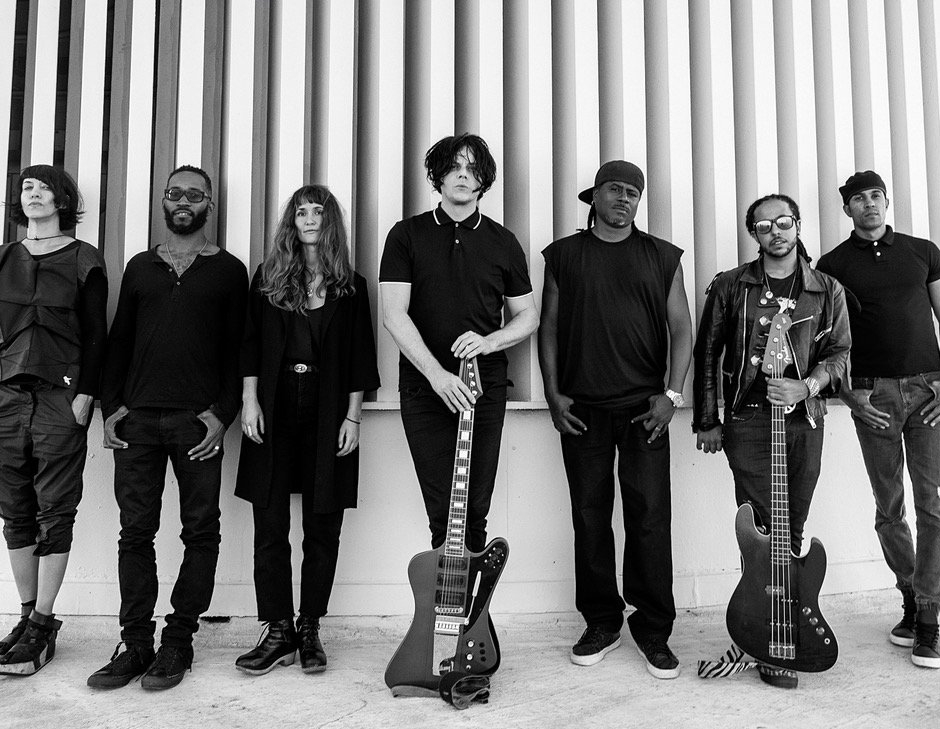 Jack White ao lado dos músicos que o acompanham na carreira solo dele