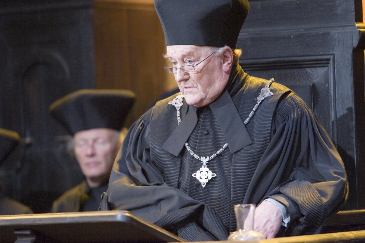 Robert Hardy como Cornélio Fudge, o Ministro da Magia de Harry Potter
