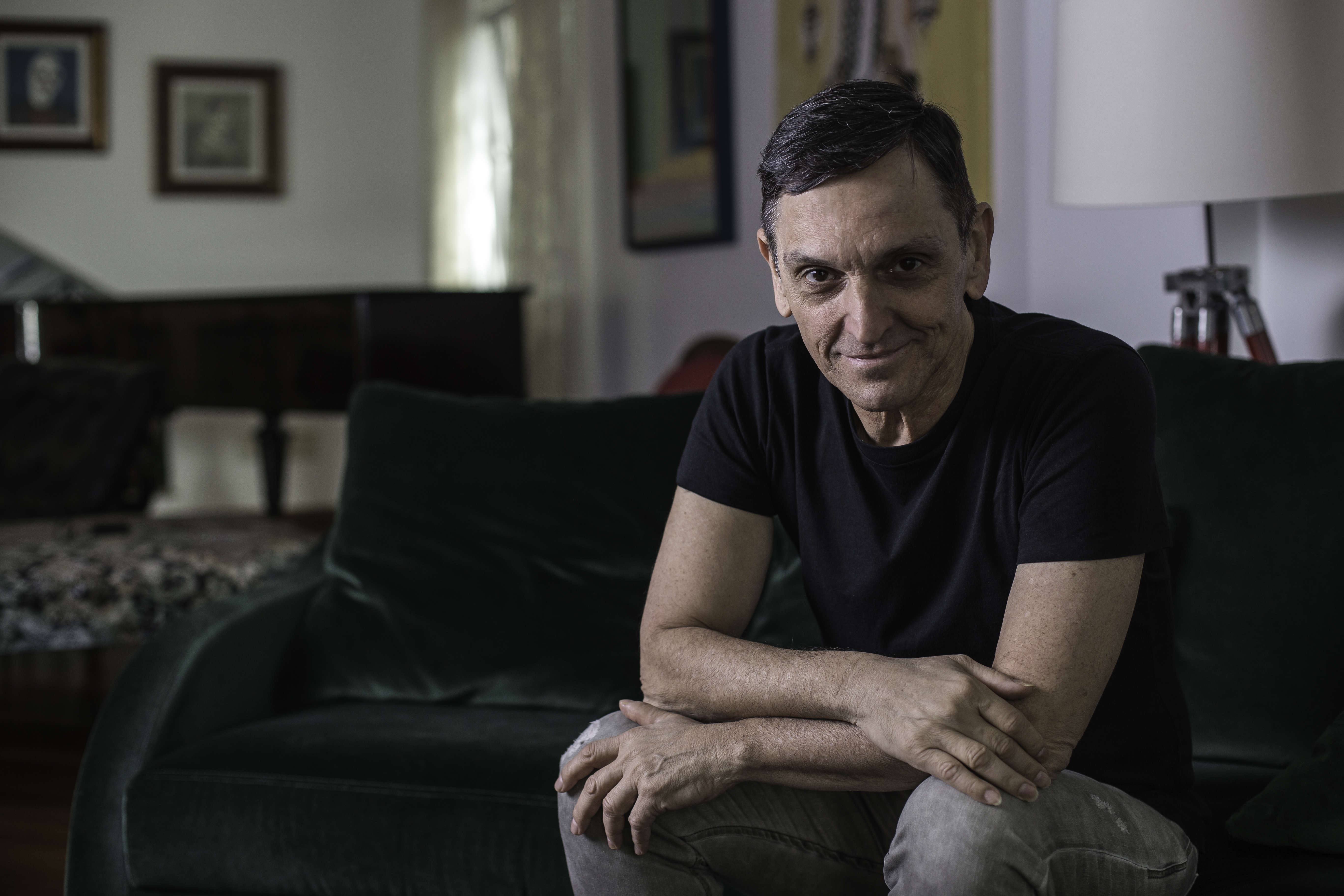 Paulo Miklos no sofá da casa em que ele mora, no Morumbi, em São Paulo