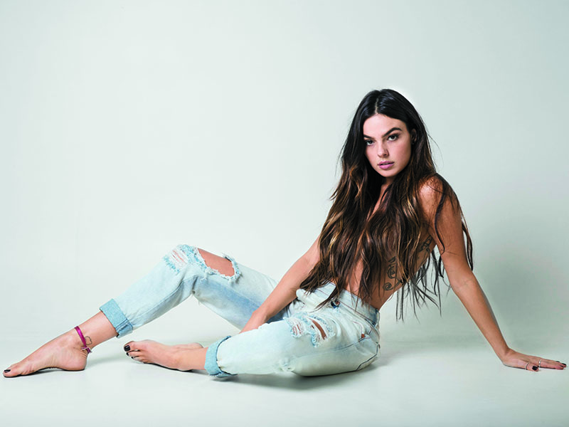 Depois de sentir a ira da internet e quase perder a vida, Isis Valverde saboreia os prazeres de uma carreira bem fundamentada. Mas, ainda que tente medir o impacto da vida pública, nem sempre ela consegue domar a própria naturalidade