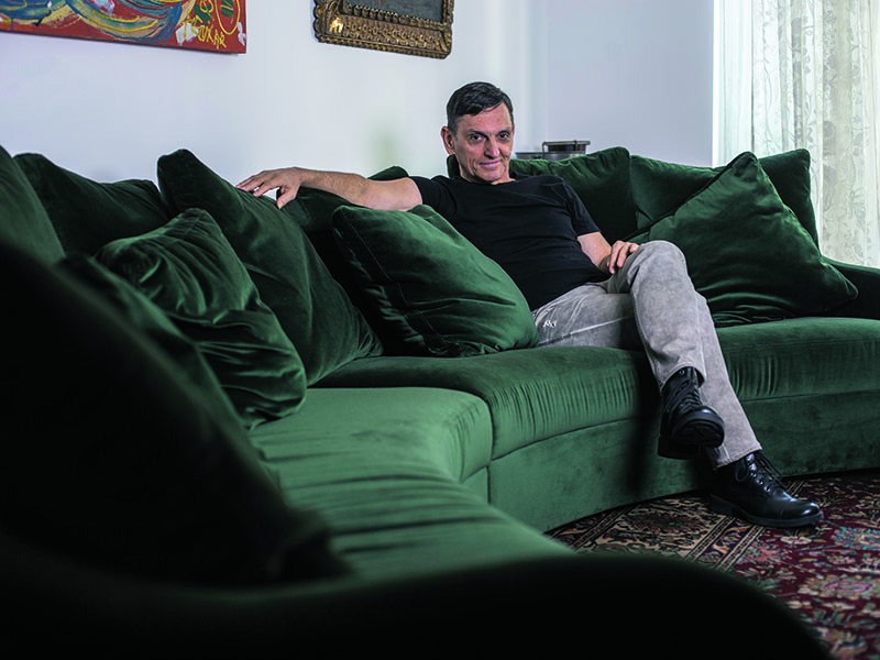 À Vontade  Miklos na sala da casa onde mora, em São Paulo