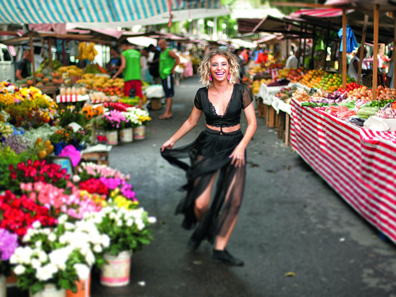 Boa de Ritmo  Enquanto canta, Júlia não se esquece da dança