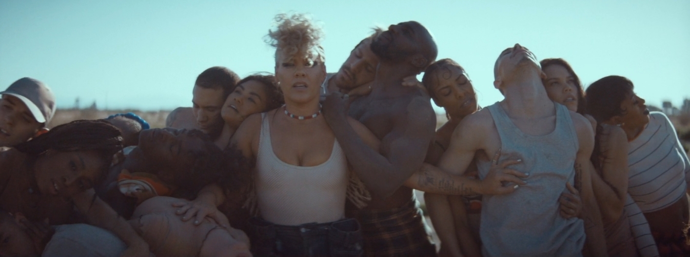 Cena do clipe de "What About Us", de Pink