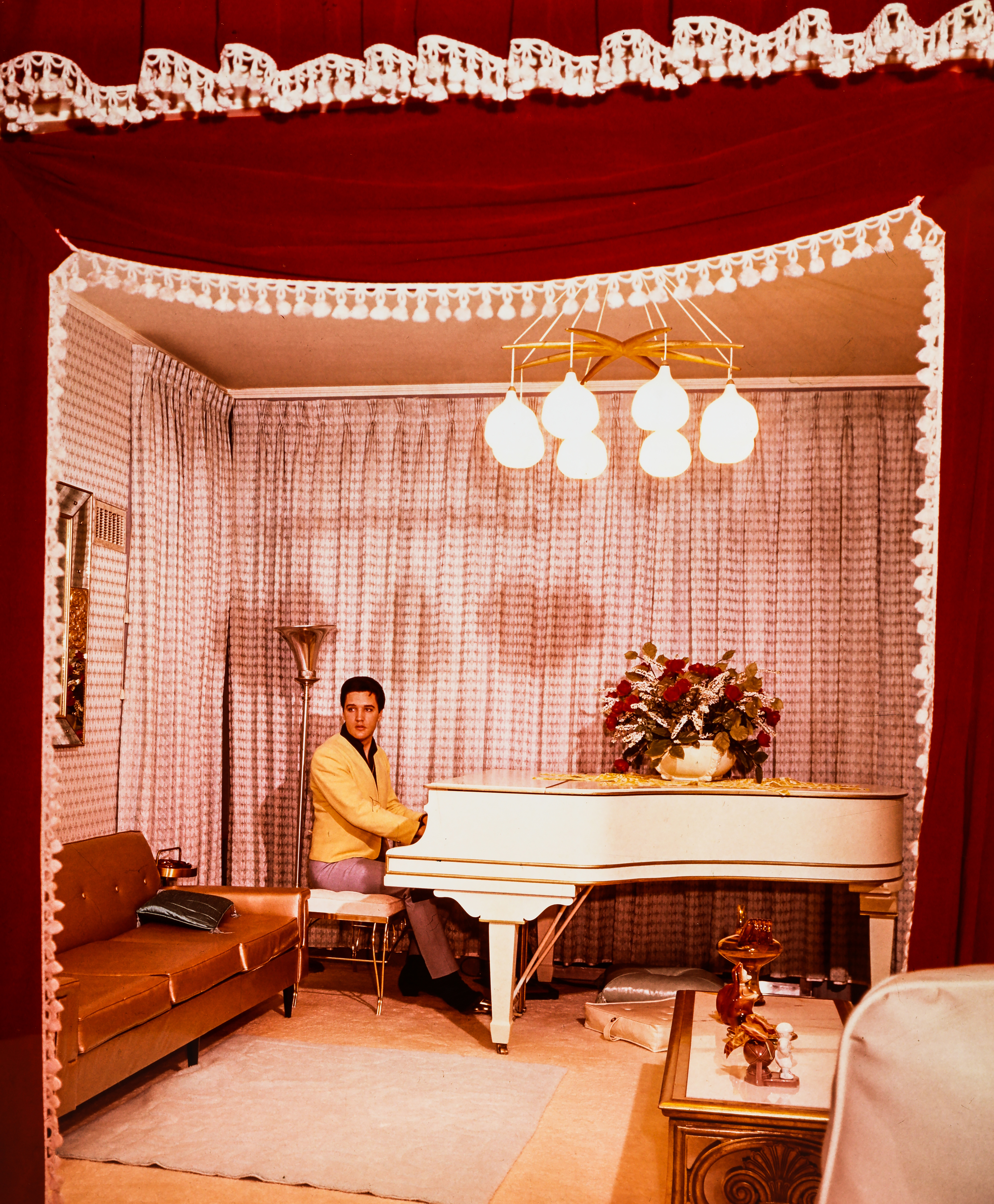 Elvis Presley com o piano branco que foi à leilão no eBay