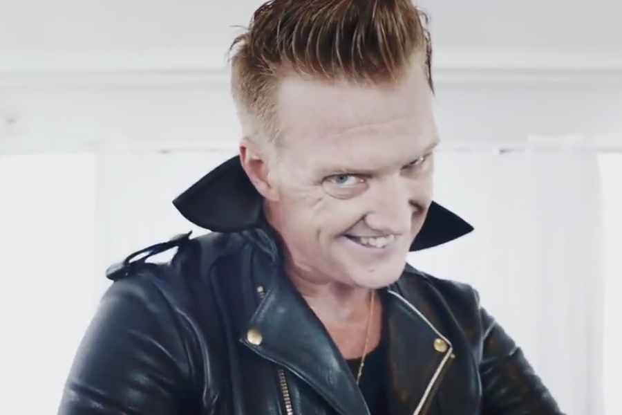 Josh Homme no clipe de "The Way You Used to Do", do Queens of the Stone Age