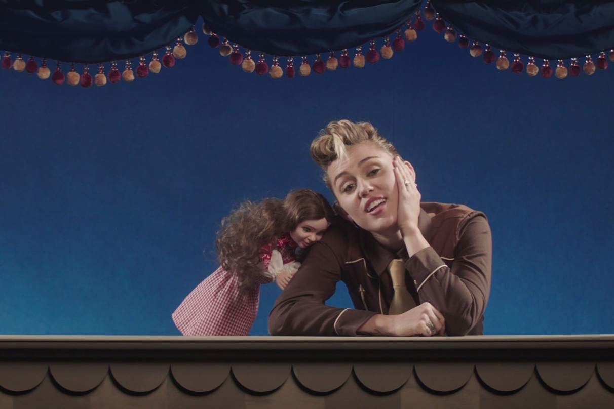 Miley Cyrus em cena do clipe de "Younger Now", faixa título do LP dela