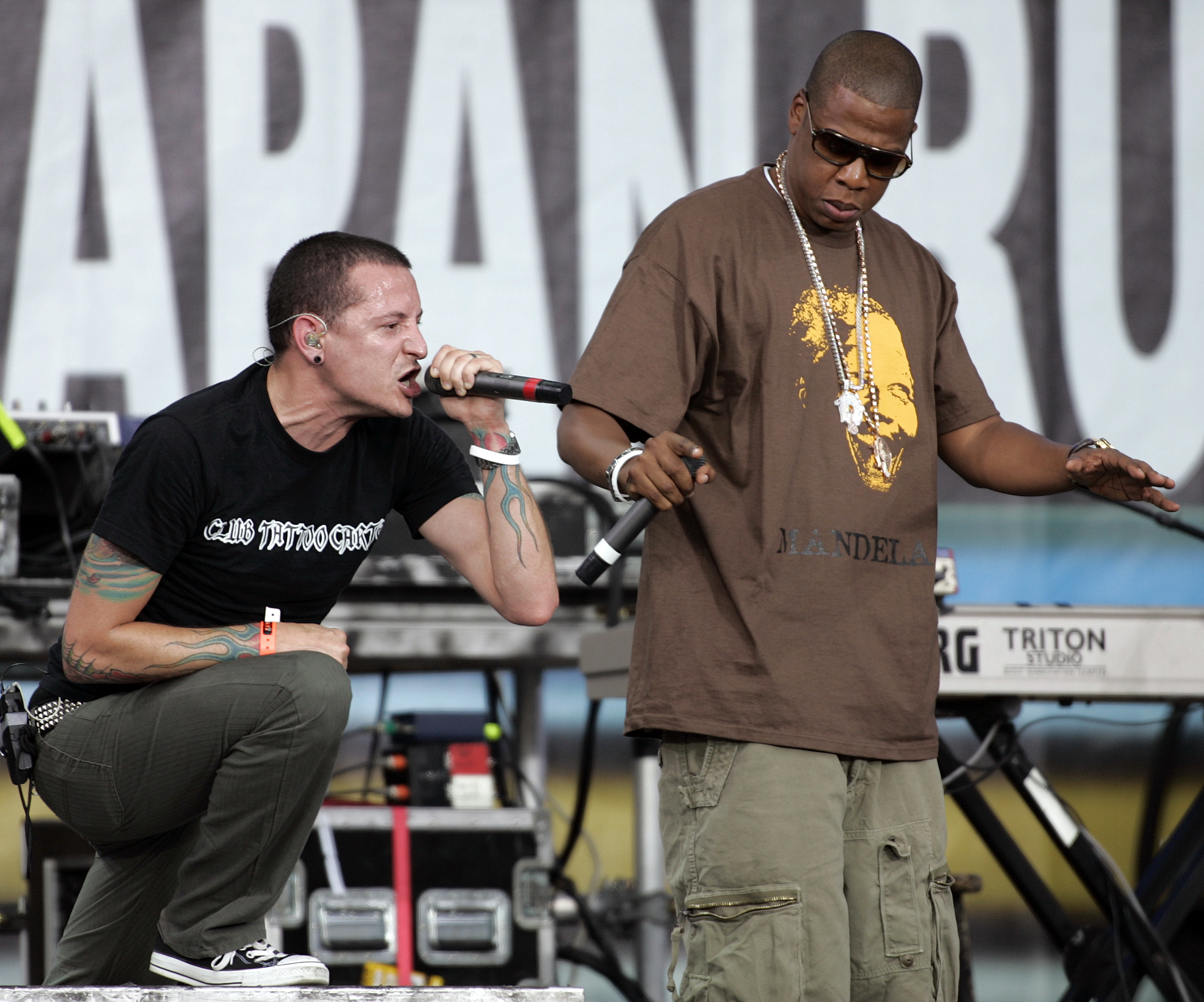 Chester Bennington, vocalista do Linkin Park, e Jay-Z durante show em 2005