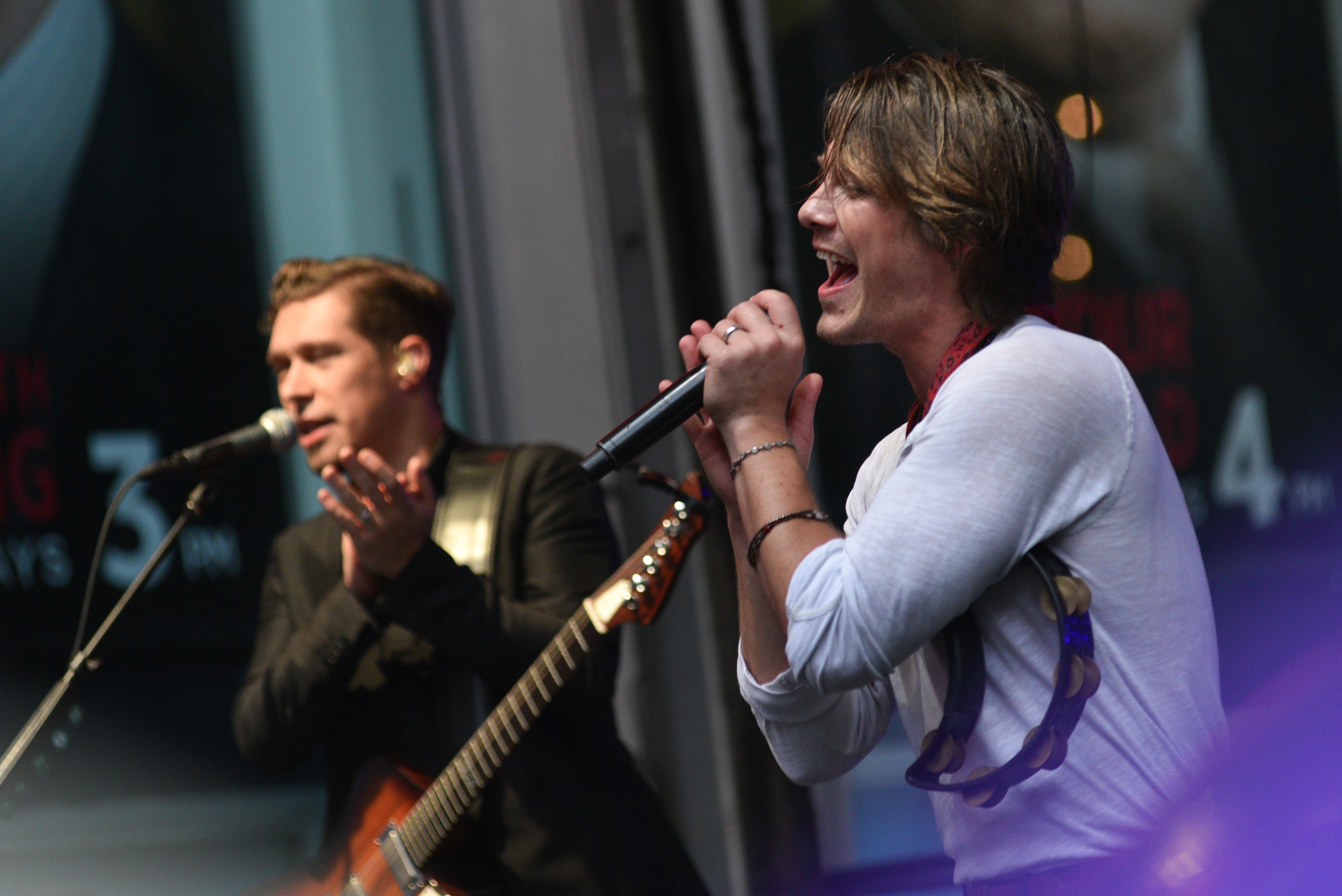 Isaac e Taylor Hanson durante uma performance nos Estados Unidos em 2017