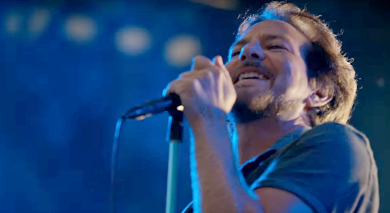 Eddie Vedder em cena de Let's Play Two (2017)