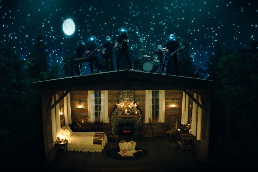 Cena do clipe de “The Sky Is a Neighborhood”, do Foo Fighters