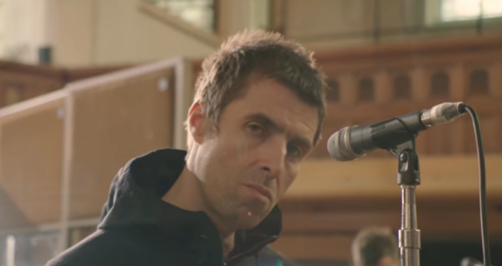 Liam Gallagher em videoclipe de "For What It's Worth"