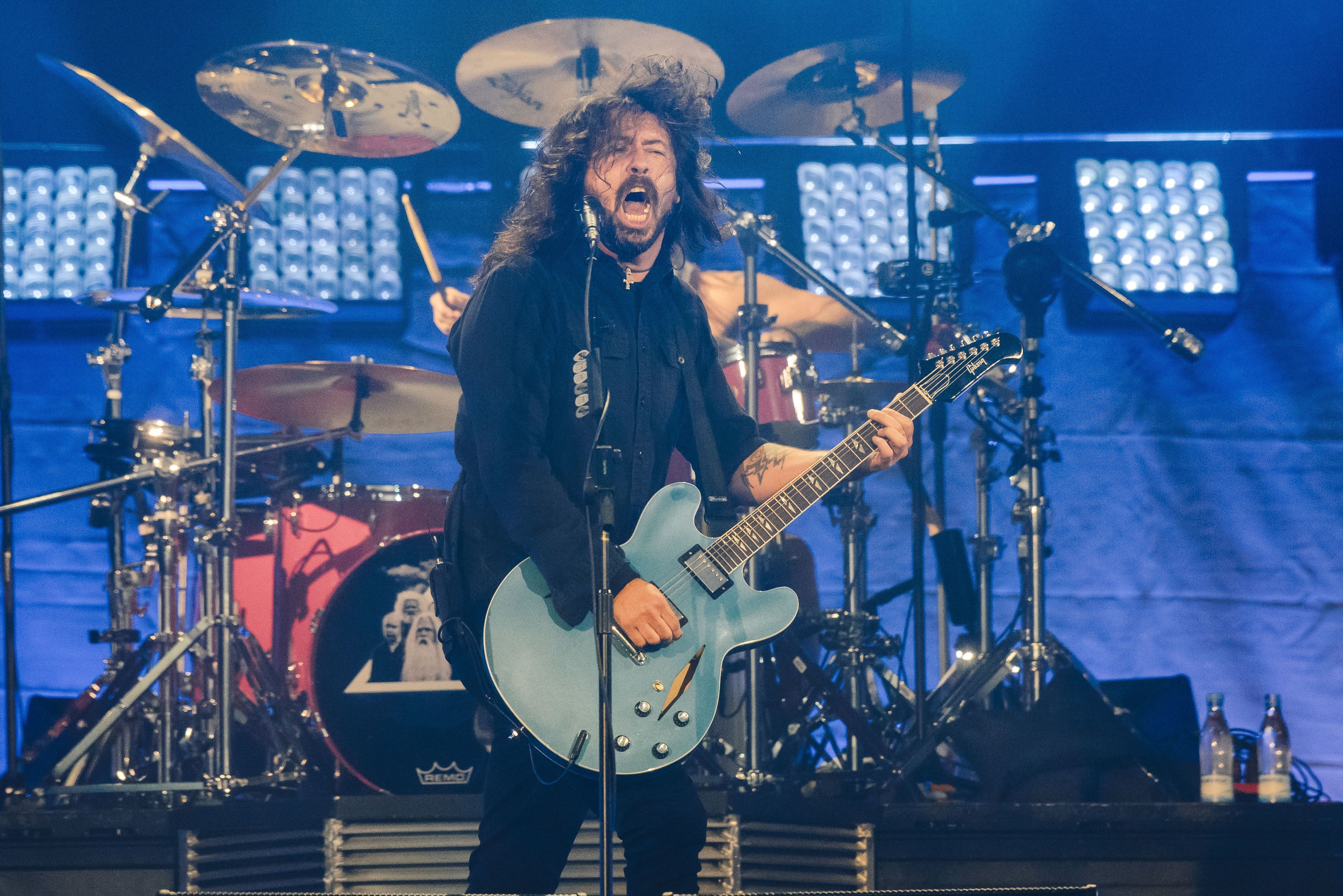 Dave Grohl em performance com o Foo Fighters