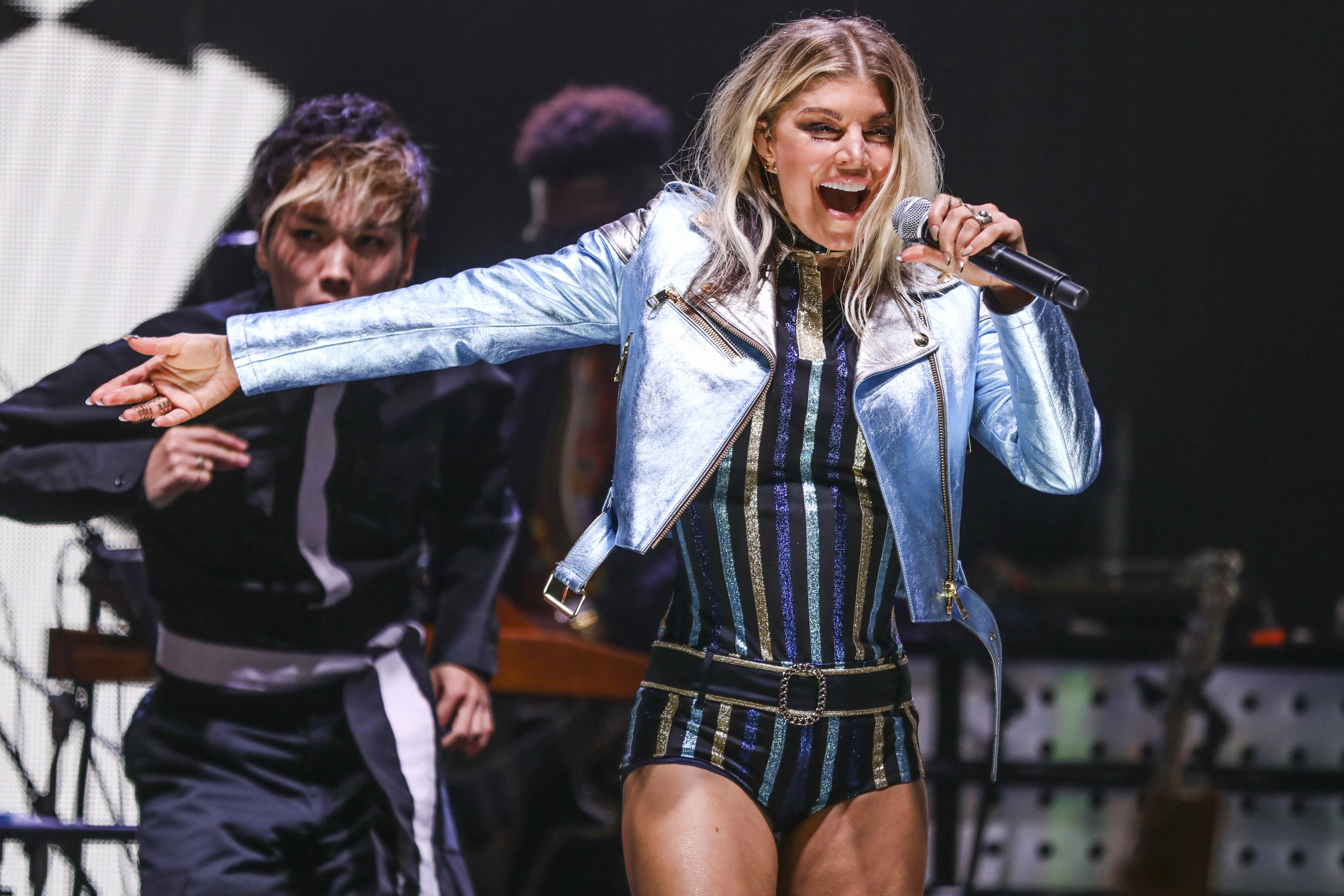 Fergie durante uma apresentação nos Estados Unidos em 2017