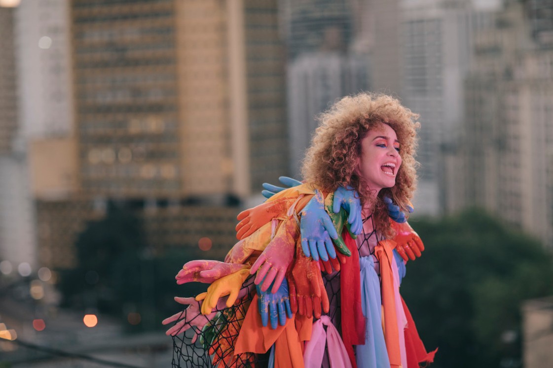 Aíla no clipe de "Lesbigay"