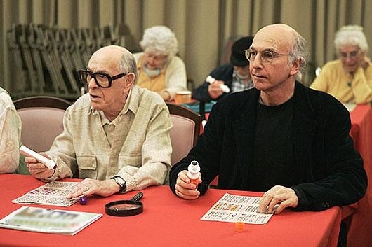Shelley Berman, ator e comediante norte-americano, em imagem de Curb Your Enthusiasm