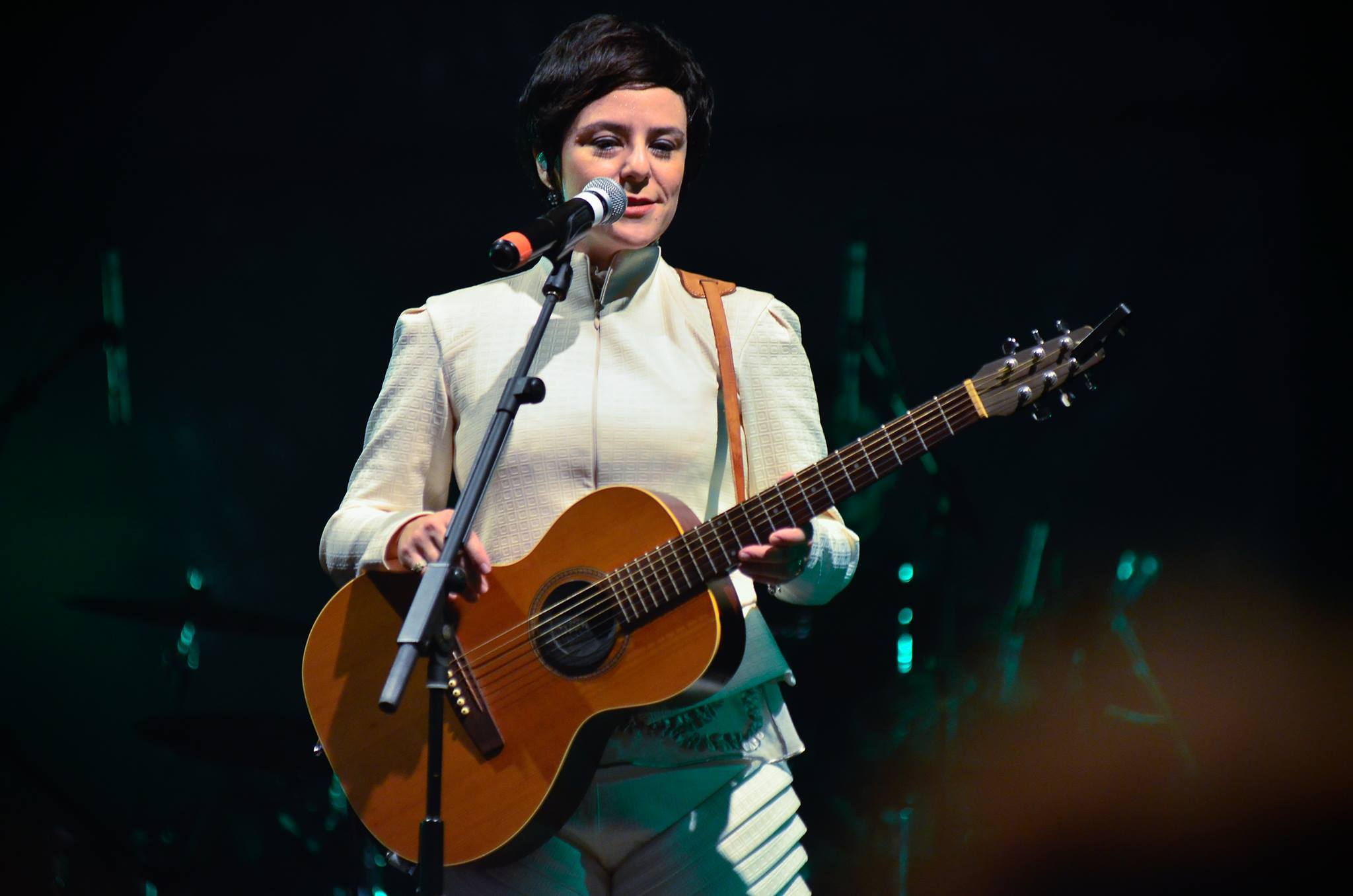 Fernanda Takai em performance com o Pato Fu em 2016