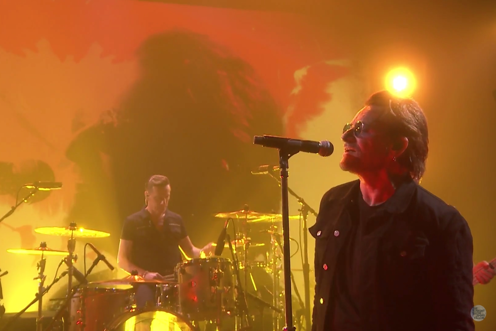 Bono com o U2 em performance no programa The Tonight Show, de Jimmy Fallon