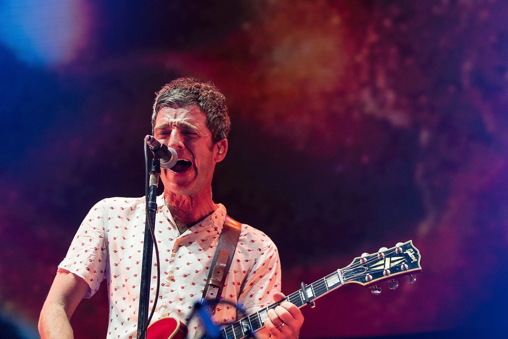 Noel Gallagher durante apresentação emocionante na reabertura da Manchester Arena, após o ataque terrorista que vitimou 22 pessoas