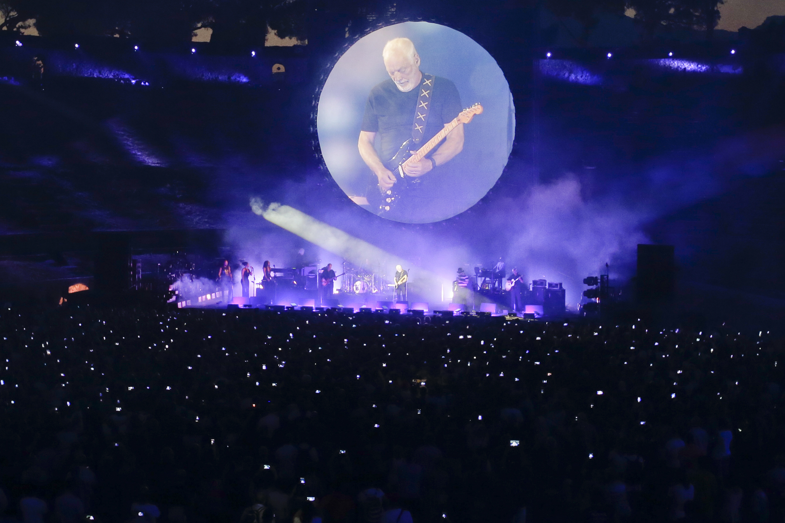 David Gilmour durante um dos shows na cidade italiana de Pompeia para a gravação do filme-concerto Live in Pompeii, em 2016