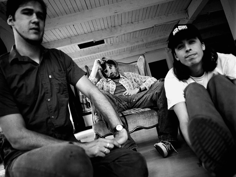 Só Garotos  Krist Novoselic, Kurt Cobain e Dave Grohl, a formação clássica do Nirvana: “Eram como quaisquer outros moleques de 20 e poucos anos”, diz curador