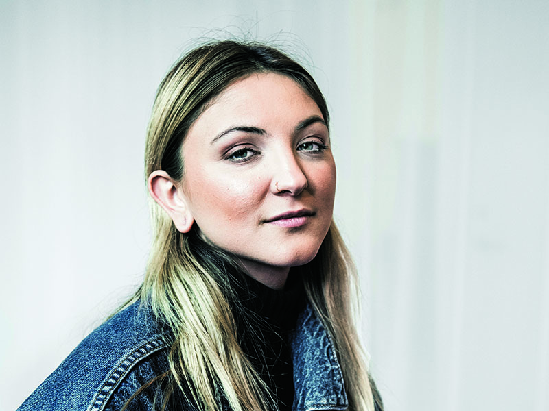 Versão Cantora
Julia em Estocolmo, Suécia, em junho