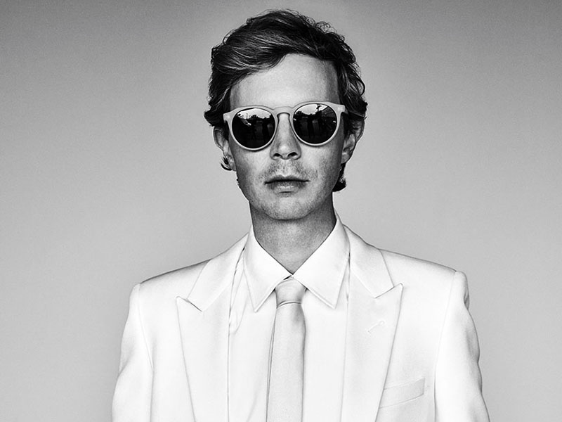 O cantor deixou de lado a melancolia: Colors é animado, refletindo a felicidade do músico ao lado da esposa e dos filhos