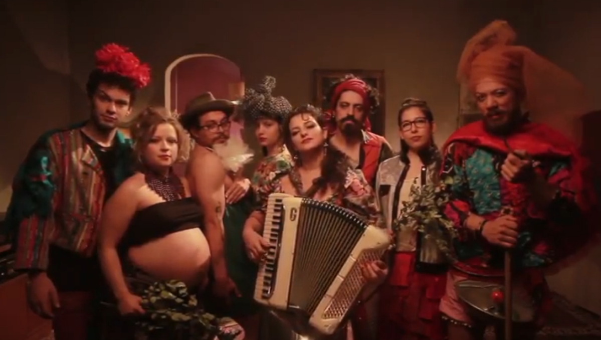 Cena do clipe “Vinha da Ida", de Livia Mattos
