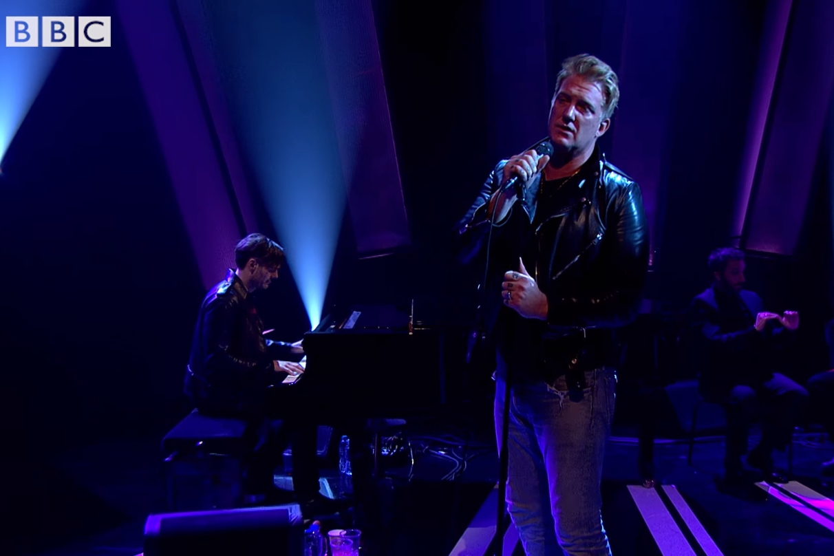 Josh Homme e Dean Fertita, do Queens of the Stone Age, em programa de TV