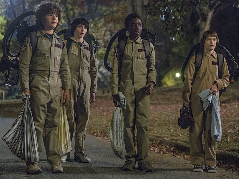 Quem Vai Chamar?   Dustin, Mike, Lucas e Will vão encarar o Halloween de 1984 caracterizados como personagens de um de seus filmes preferidos, Os Caça-Fantasmas