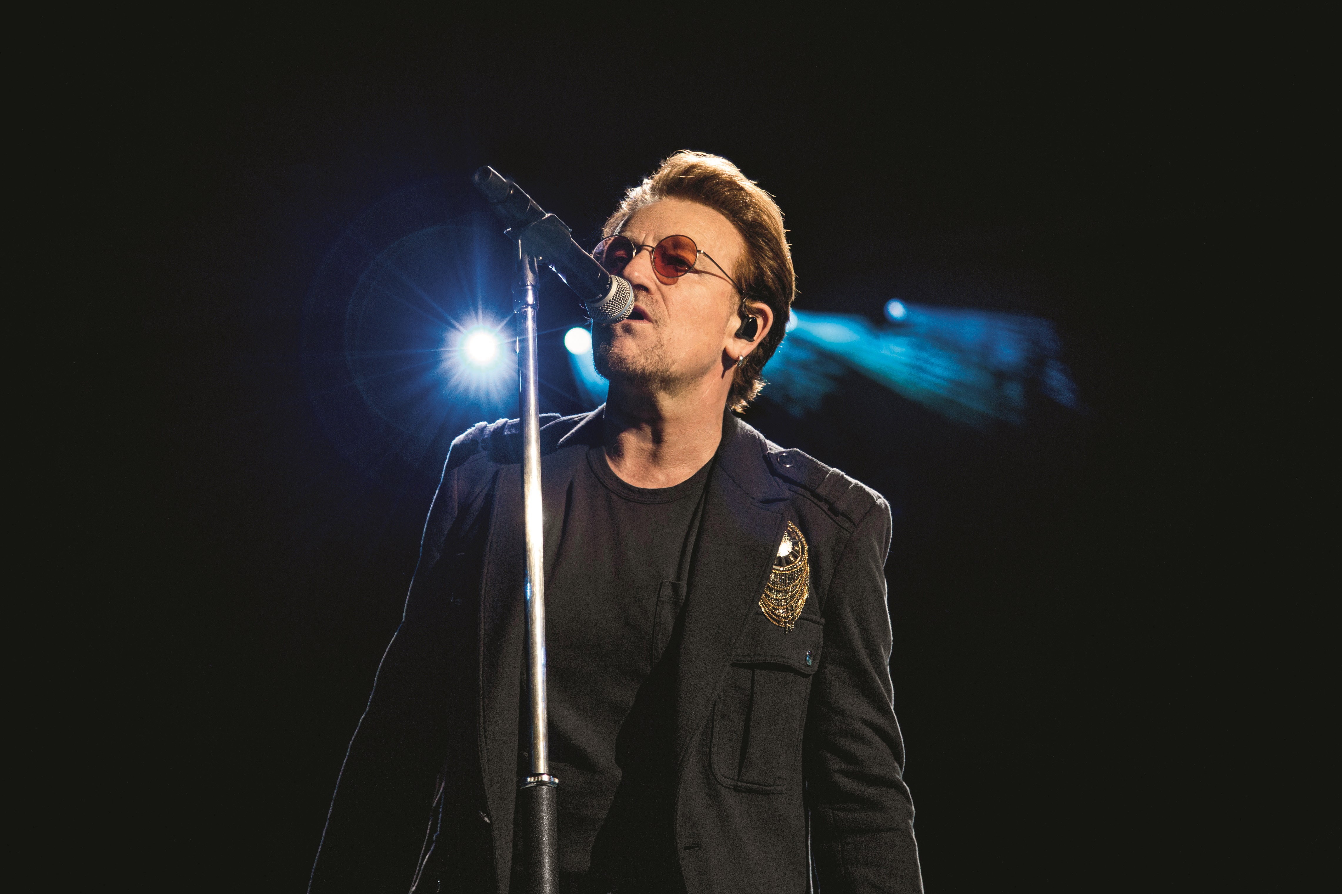 Bono à frente do U2 em show