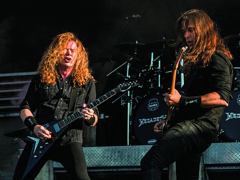 Entrosados  Mustaine e Loureiro tocando em 2016 no Charlotte Motor Speedway