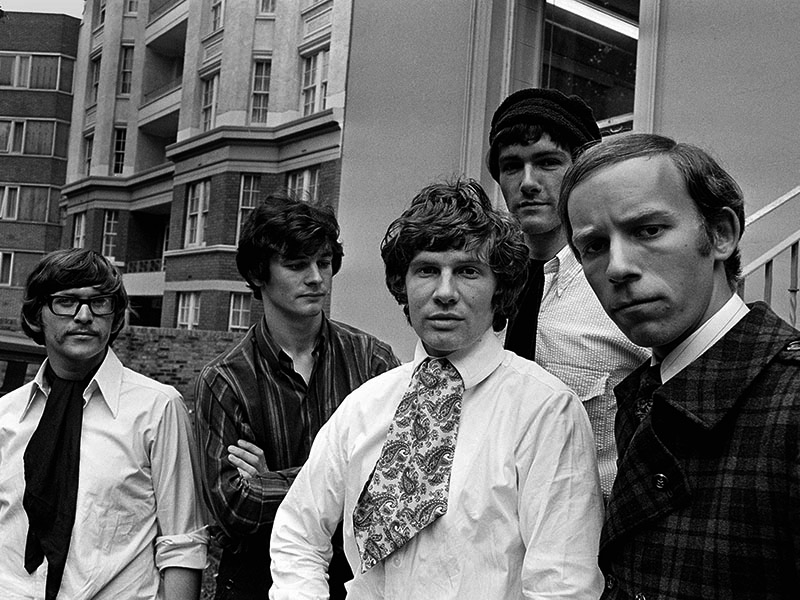 Criando a Obra-Prima  The Zombies em 1967 em frente ao prédio dos estúdios Abbey Road: (da esq. para a dir.) Chris White, Colin Blunstone, Rod Argent, Paul Atkinson e Hugh Grundy.