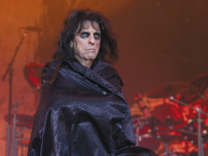 Mr. Nice Guy  Fora dos palcos, Alice Cooper não tem nada de aterrorizante