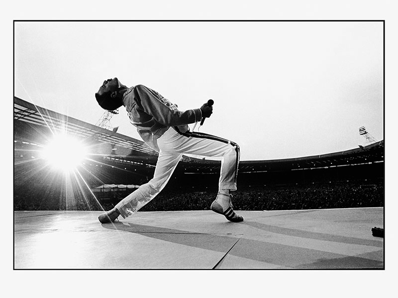 Pura Mágica  Freddie Mercury no Estádio de Wembley, Inglaterra, em 1986, durante a Magic Tour. Esse é um dos registros mais conhecidos feitos por Neal Preston