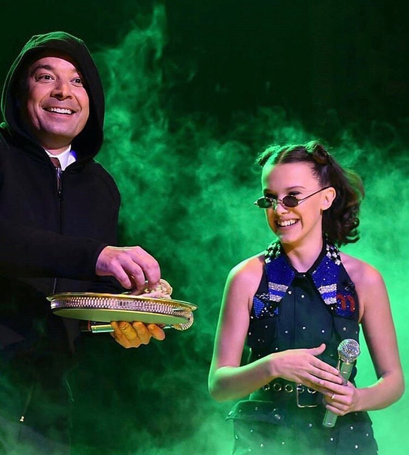 Millie Bobby Brown e Jimmy Fallon