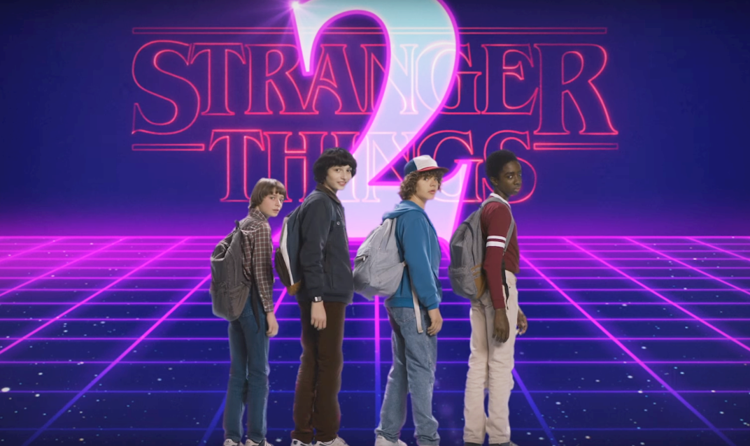 Cena do videoclipe "Totally Tubular", de Stranger Things 2