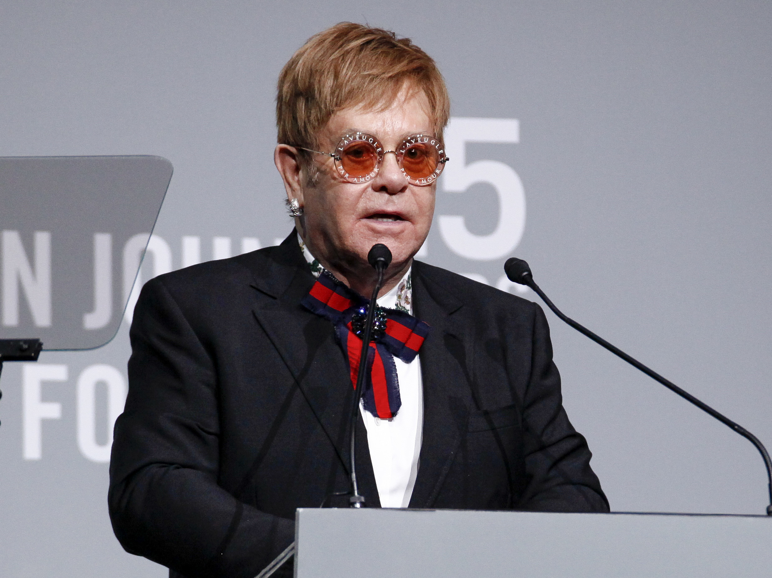 Elton John no evento do 25º aniversário da Elton John AIDS Foundation